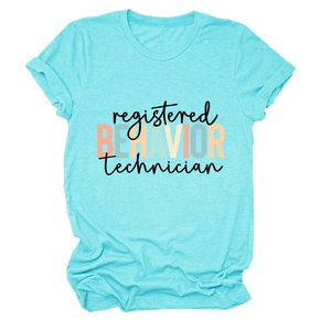 Détail de l'imprimé Registered Behavior Technician sur t-shirt en coton bleu clair