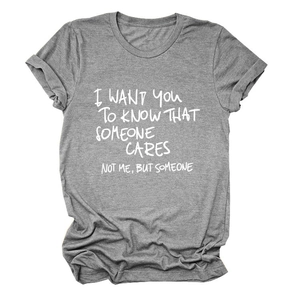 Dettaglio della t-shirt grigio melange girocollo con stampa di testo bianco in morbido cotone