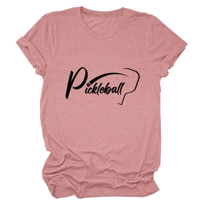 Dettaglio della t-shirt Pickleball rosa antico con texture mélange e stampa grafica