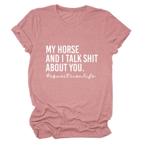 Detail eines rose-pinkfarbenen Baumwoll-T-Shirts mit Reiterspruch auf weißem Grund