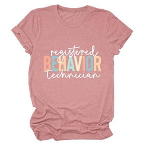 Détail de l'imprimé RBT sur t-shirt mauve à col rond en coton doux chiné