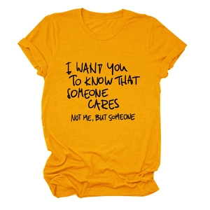 Dettaglio della trama in maglia e dello slogan stampato sulla t-shirt in cotone giallo