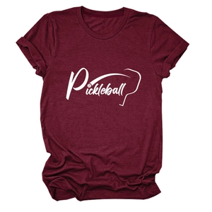 Dettaglio di una t-shirt bordeaux da pickleball con grafica di racchette e maniche arrotolate