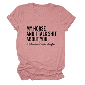 Detail eines staubrosa T-Shirts mit Equestrian Life Slogan-Druck und Baumwolltextur