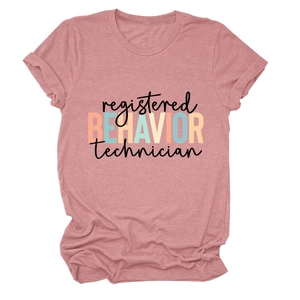 Vue détaillée du t-shirt en coton rose poudré avec imprimé pour technicien du comportement