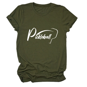 Dettaglio della t-shirt pickleball verde militare con girocollo e stampa grafica