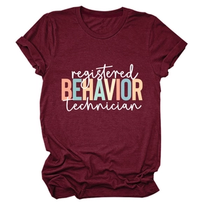 Détail d'un t-shirt bordeaux avec imprimé Registered Behavior Technician coloré
