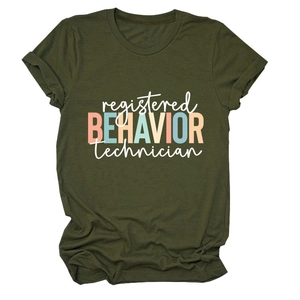Détail d'un t-shirt vert olive avec l'impression Registered Behavior Technician