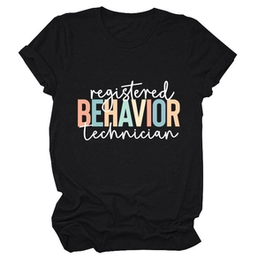 Détail de l'imprimé Registered Behavior Technician sur t-shirt noir à col rond