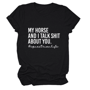 Flach liegendes schwarzes T-Shirt aus Baumwolle mit Reitsport-Slogan und weißer Schrift
