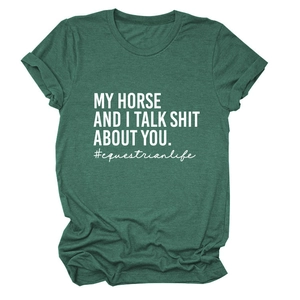 Dunkelgrünes Baumwoll-T-Shirt mit weißem My horse and I talk shit about you Aufdruck