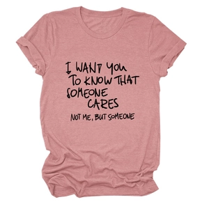 Dettaglio della t-shirt color malva con scollo a girocollo e stampa dello slogan