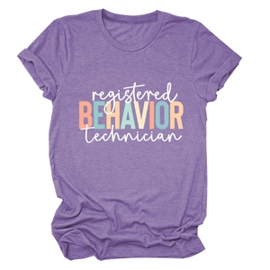Vue détaillée du t-shirt violet RBT avec impression graphique pastel et col rond doux