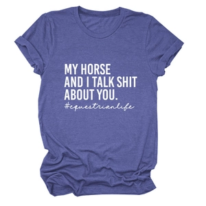 Detail eines lila melierten Rundhals-T-Shirts mit My Horse and I Talk Shit About You Aufdruck