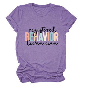 Détail de l'imprimé Registered Behavior Technician sur t-shirt lilas à col rond