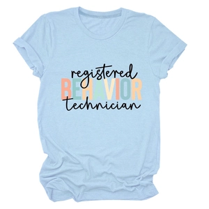 Détail d'un t-shirt bleu clair à col rond avec imprimé Registered Behavior Technician