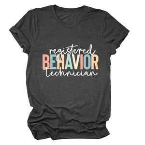 Détail d'un t-shirt en coton doux avec imprimé pour technicien du comportement