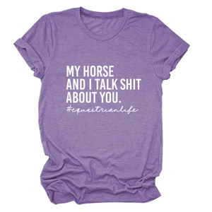 Lila Kurzarm-T-Shirt mit My Horse And I Talk Shit About You Aufdruck und Rundhals