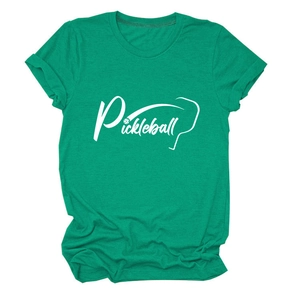 Dettaglio maglietta verde Pickleball con stampa artistica del logo su morbido cotone puro