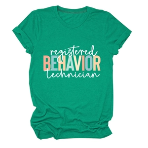 Détail du t-shirt en coton vert émeraude avec imprimé Registered Behavior Technician