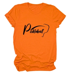 T-shirt da pickleball arancione brillante con stampa grafica nera su sfondo bianco pulito