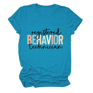 Détail de l'imprimé RBT sur le t-shirt à manches courtes et col rond en bleu canard