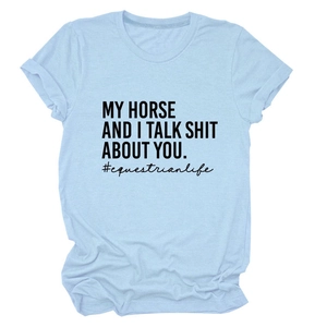 Detail eines hellblauen Baumwoll-T-Shirts mit schwarzem My Horse And I Talk Shit Text