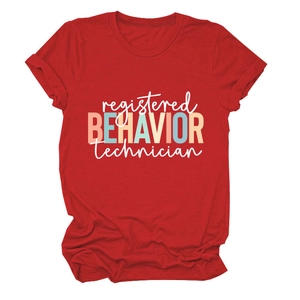 Détail d'un t-shirt en coton rouge avec texte Registered Behavior Technician blanc