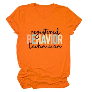 Détail du t-shirt RBT orange en coton avec imprimé registered behavior technician coloré