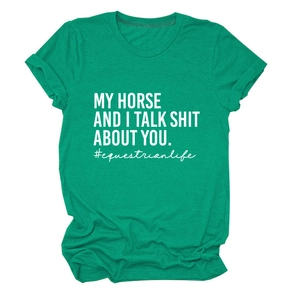 Nahaufnahme von grünem T-Shirt mit Aufdruck My Horse and I Talk Shit About You