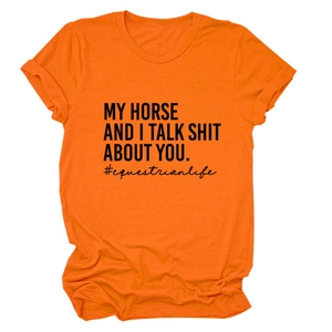 Detail eines weichen orangen Baumwoll-T-Shirts mit My Horse and I Talk Shit About You Spruch