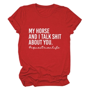 Detailansicht eines roten Baumwoll-T-Shirts mit dem weißen My Horse And I Aufdruck