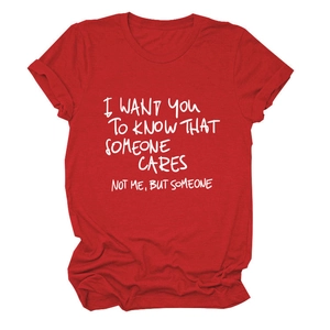 Dettaglio della t-shirt rossa girocollo con stampa I want you to know bianca