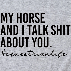 Graues T-Shirt mit Rundhalsausschnitt und My Horse and I Talk Shit About You Spruch