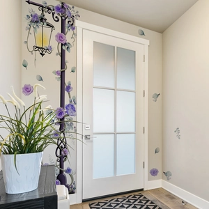 Adesivi murali con rose viola e lampione vintage per decorazione di interni e soggiorno
