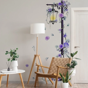 Adesivo murale lampione con rampicanti di rose viola e fiori ad acquerello per la casa