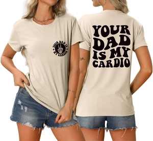 Détails avant et arrière du t-shirt beige avec slogan YOUR DAD IS MY CARDIO imprimé
