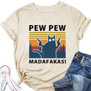 T-shirt beige Pew Pew Madafakas avec chat, short et chaussures en vue à plat