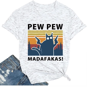 Détail de l'imprimé chat Pew Pew Madafakas sur un t-shirt blanc chiné en coton
