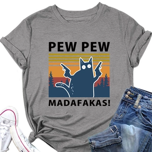 Mise à plat d'un t-shirt gris à motif chat avec jean bleu et baskets blanches