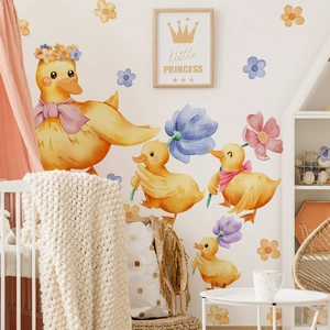 Detail von Aquarell-Enten und Blumen-Wandstickern in einem gemütlichen Kinderzimmer