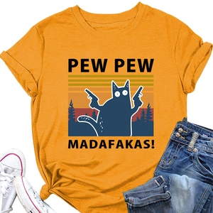 Détail du t-shirt jaune avec illustration de chat bleu et motif humoristique Pew Pew