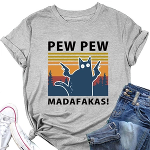 T-shirt gris imprimé chat Pew Pew Madafakas avec jean et baskets sur une vue à plat