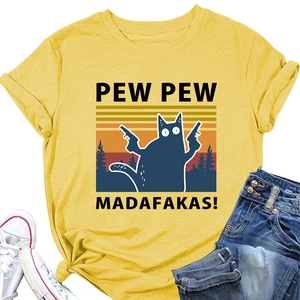 Mise à plat du t-shirt jaune chat Pew Pew Madafakas avec jean et baskets blanches