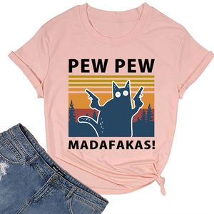 Détail du t-shirt rose clair avec motif chat et noeud décoratif sur l'ourlet avant