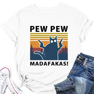 Détail du t-shirt blanc en coton avec imprimé chat rétro Pew Pew Madafakas et short en jean