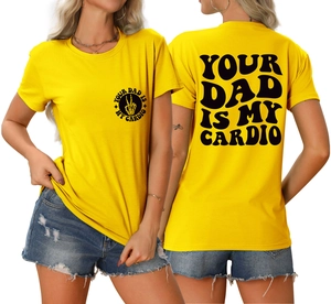 Détails avant et arrière du t-shirt jaune en coton avec imprimé Your Dad Is My Cardio