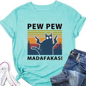 T-shirt vert menthe chat Pew Pew Madafakas assorti à des baskets et un short en jean