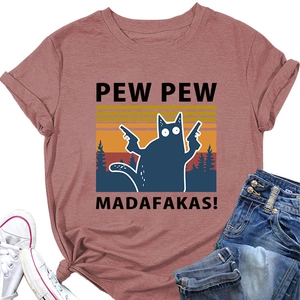 Détail d'un t-shirt rose avec motif de chat noir et texte drôle Pew Pew Madafakas