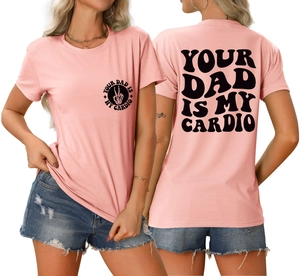 Détail du t-shirt rose à col rond avec impression Your Dad Is My Cardio en noir